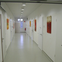 Foto des Stationsflures der Station für Inneres (Zum Artikel über das Niedersächsische Justizvollzugskrankenhaus)