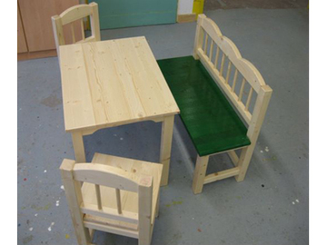 Foto einer Kindersitzgruppe (Zum Artikel Arbeitstherapie/Holzverarbeitung). Suchsymbol Lupe