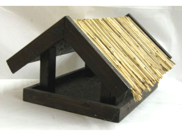 Foto eines kleinen Futterhauses (Zum Artikel Arbeitstherapie/Holzverarbeitung). Suchsymbol Lupe