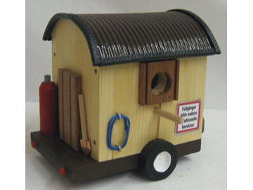 Foto eines Nistkastens Modell Bauwagen (Zum Artikel Arbeitstherapie/Holzverarbeitung). Suchsymbol Lupe